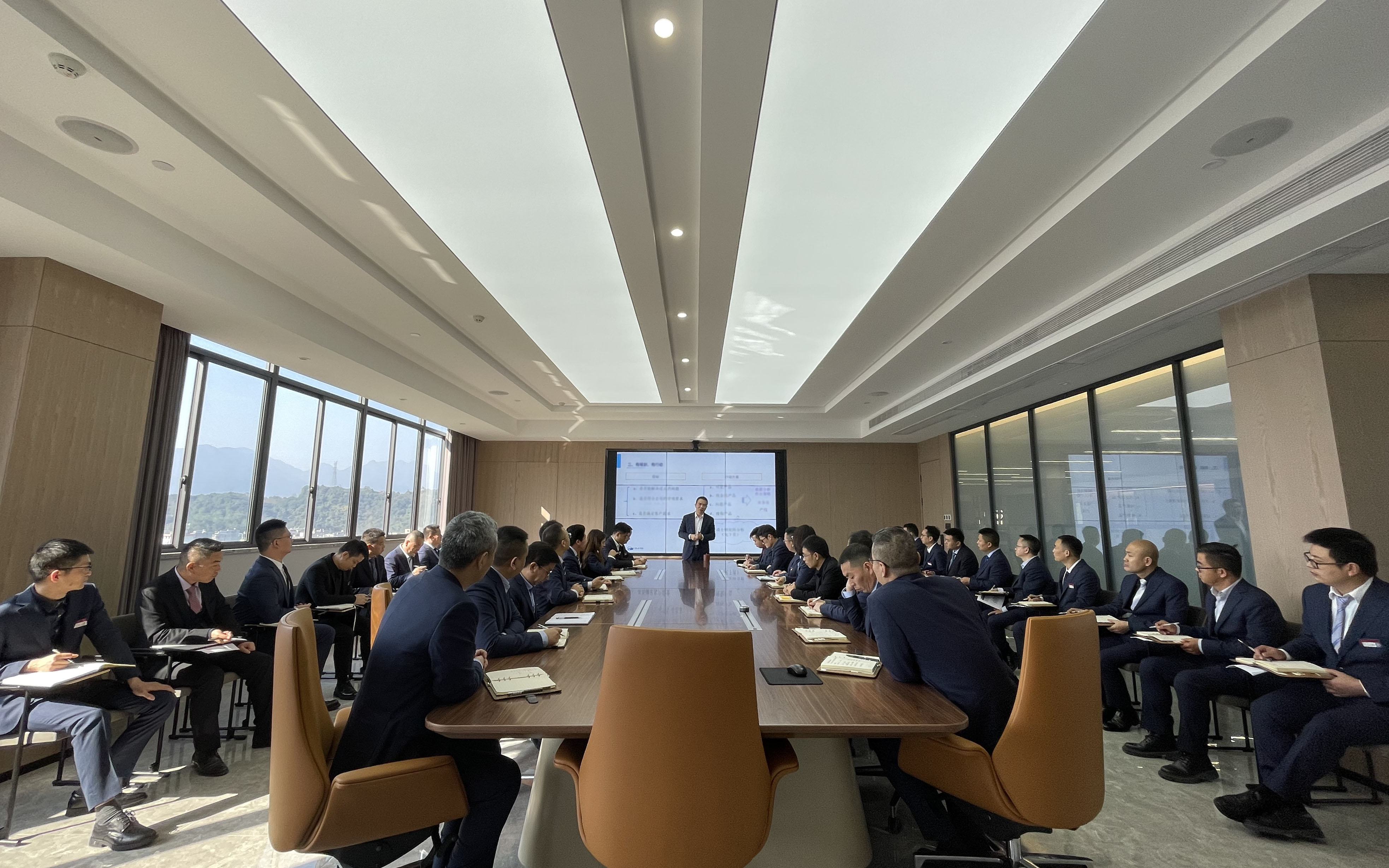 加強(qiáng)頭部、腰部和腿部建設(shè)
